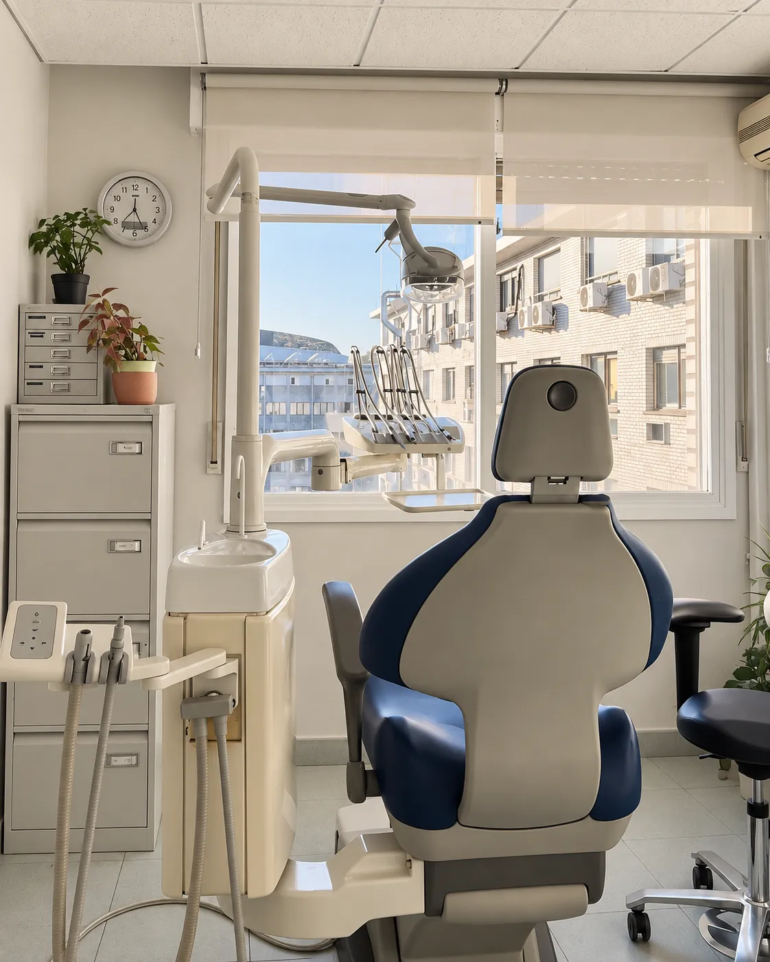 Gabinete dental preparado para recibir al paciente