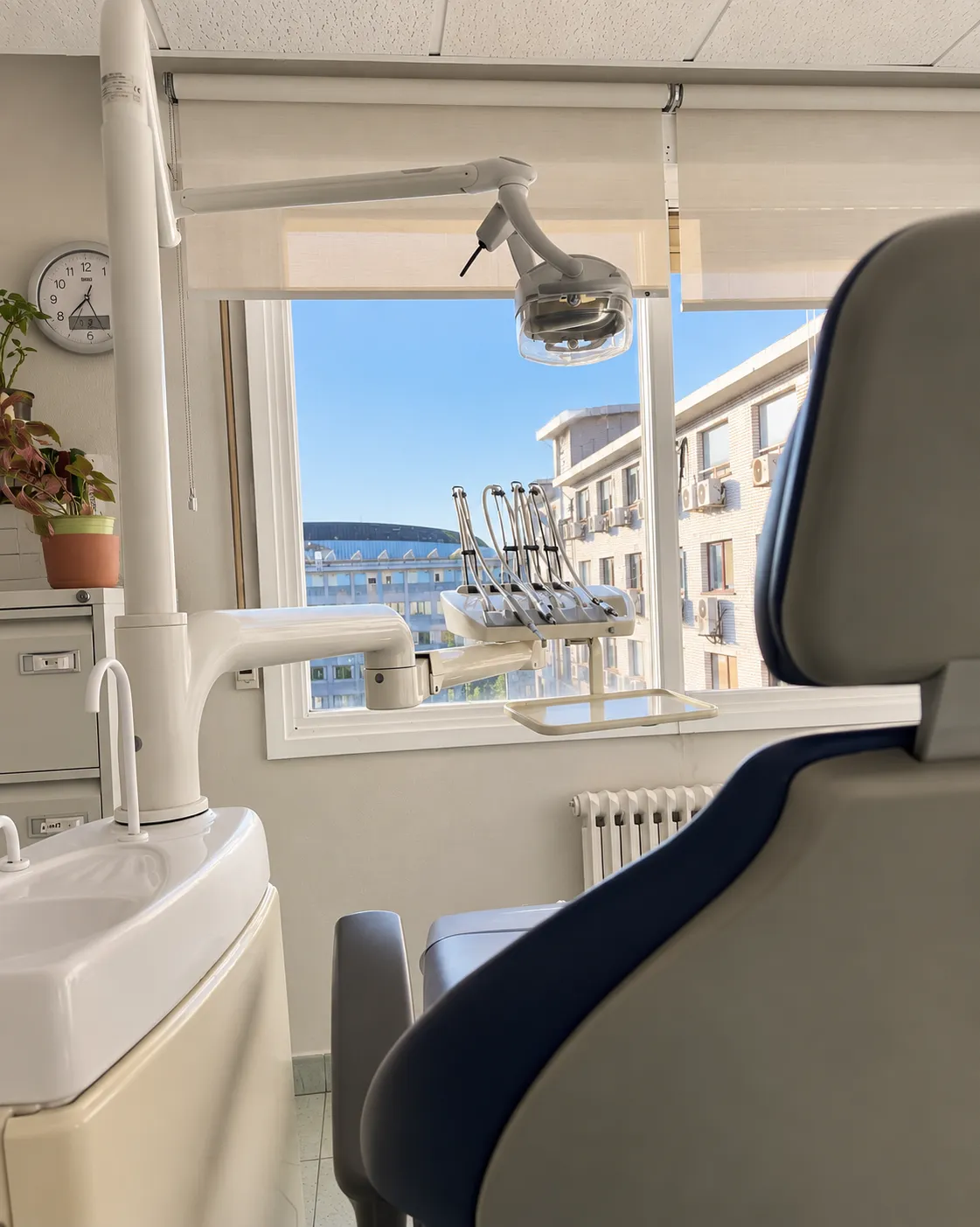 Vista desde el sillón dental: la ventana abierta al cielo azul de Bilbao